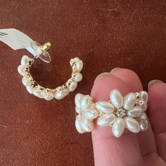 NWT House of Harlow Glass and Pearl Hoop Flower Earrings - Picture 3 of 3